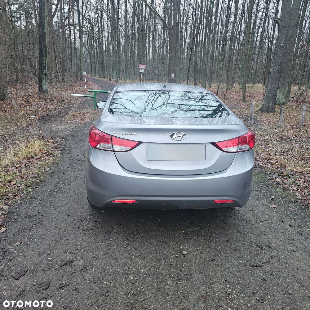 Hyundai Elantra - 4