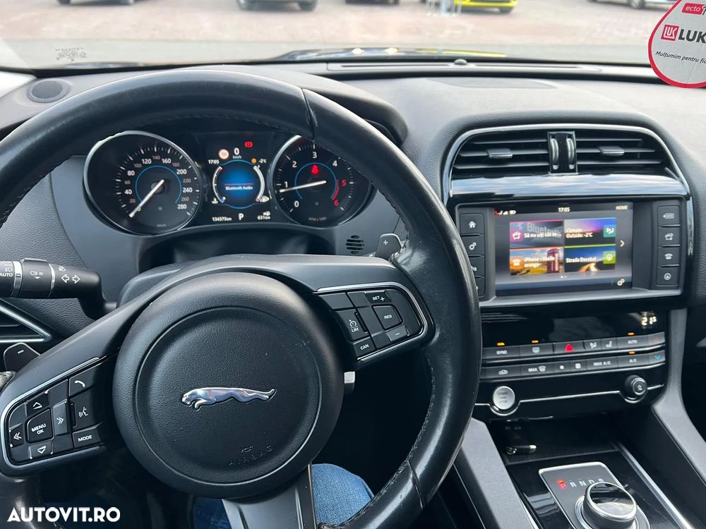 Jaguar F-Pace 20d AWD Pure - 6