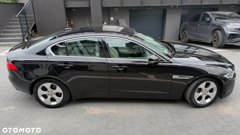 Jaguar XE 2.0 T Prestige - 23