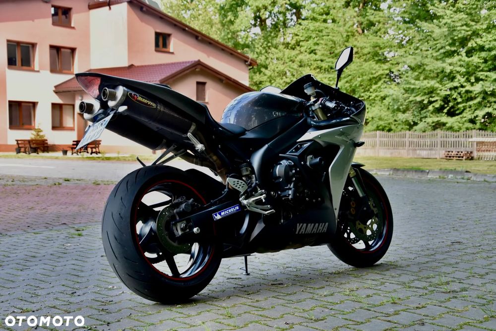 Yamaha R1 - 10