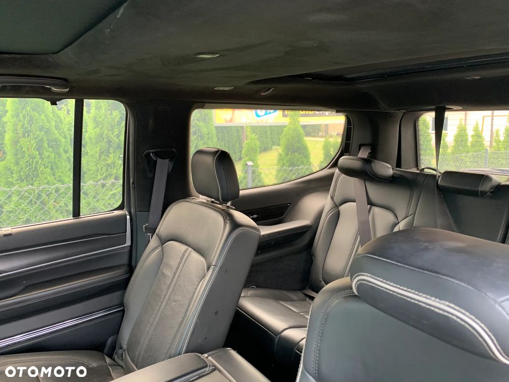 Jeep Grand Wagoneer - 15