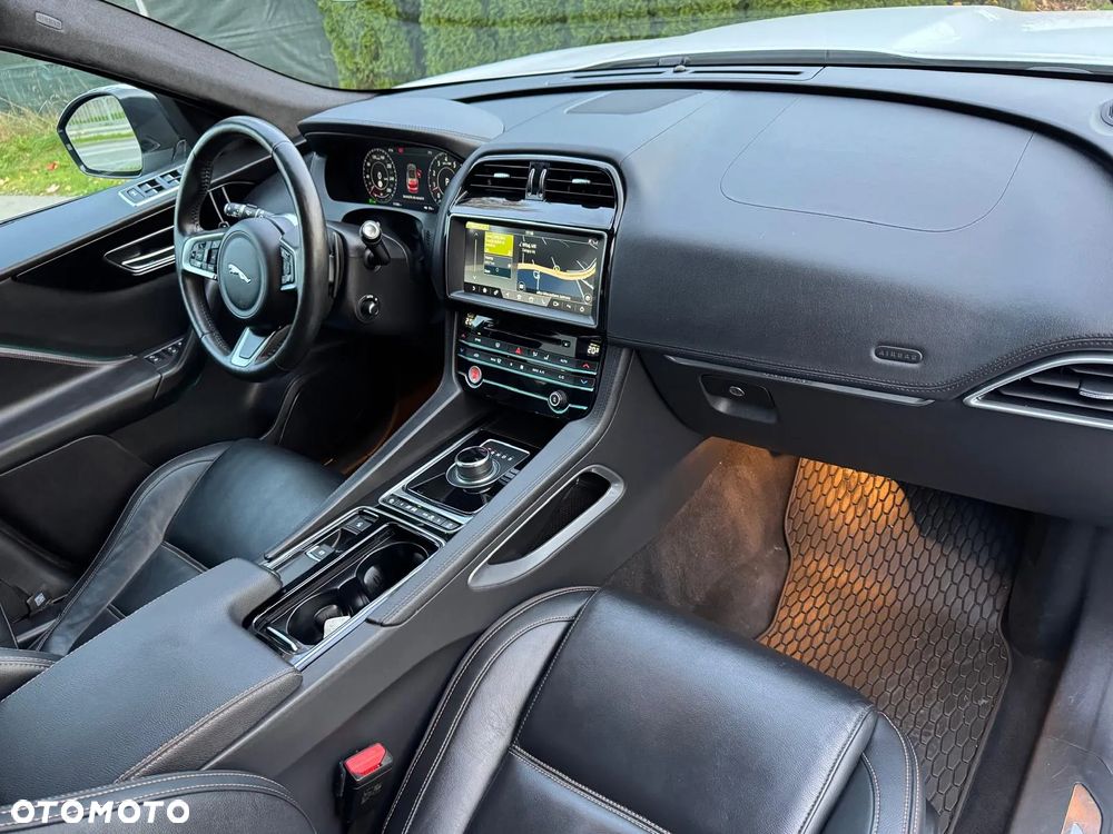 Jaguar F-Pace 30t AWD Prestige - 5