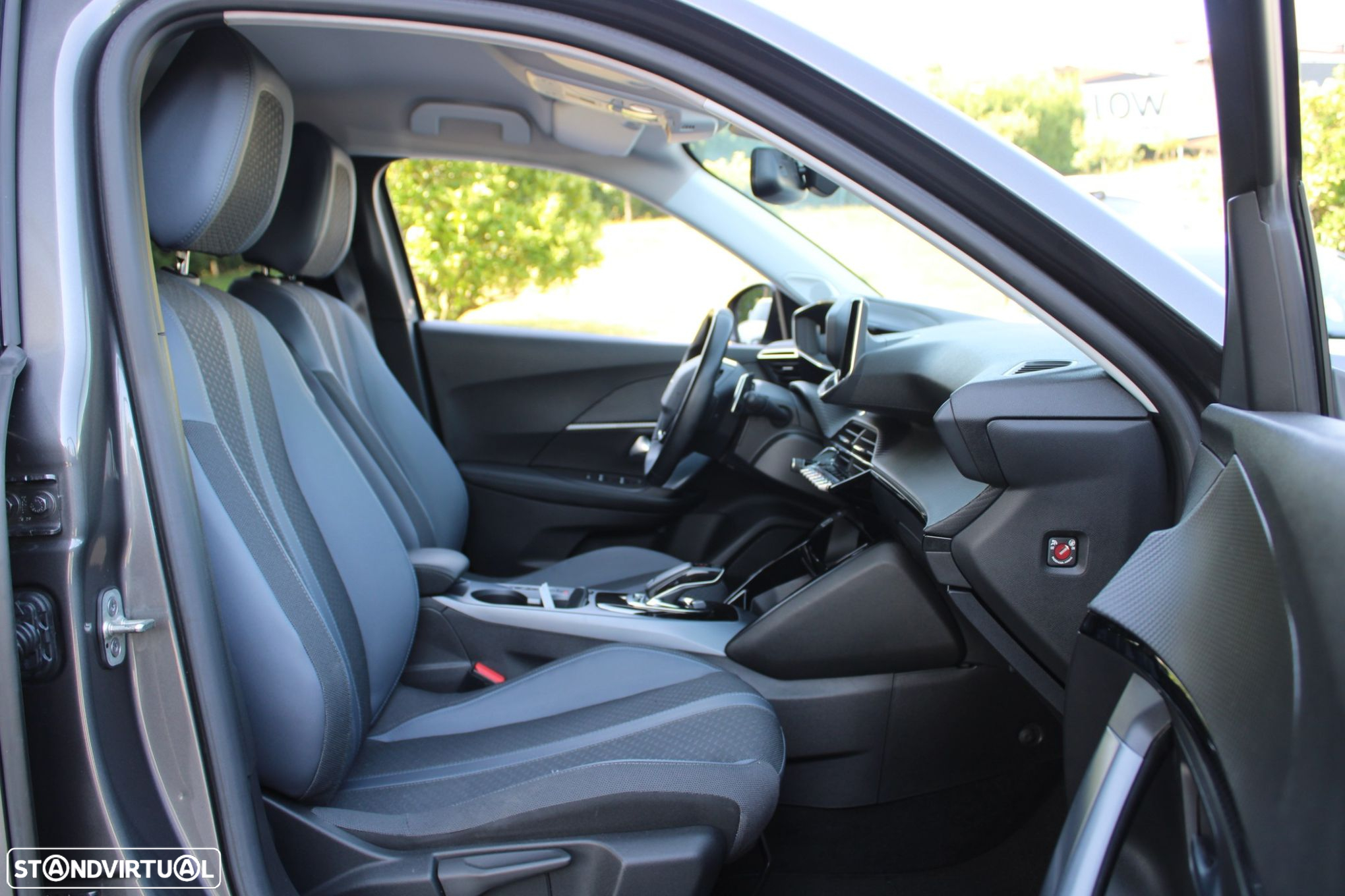 Peugeot 2008 1.2 PureTech Allure Pack EAT8 - 29