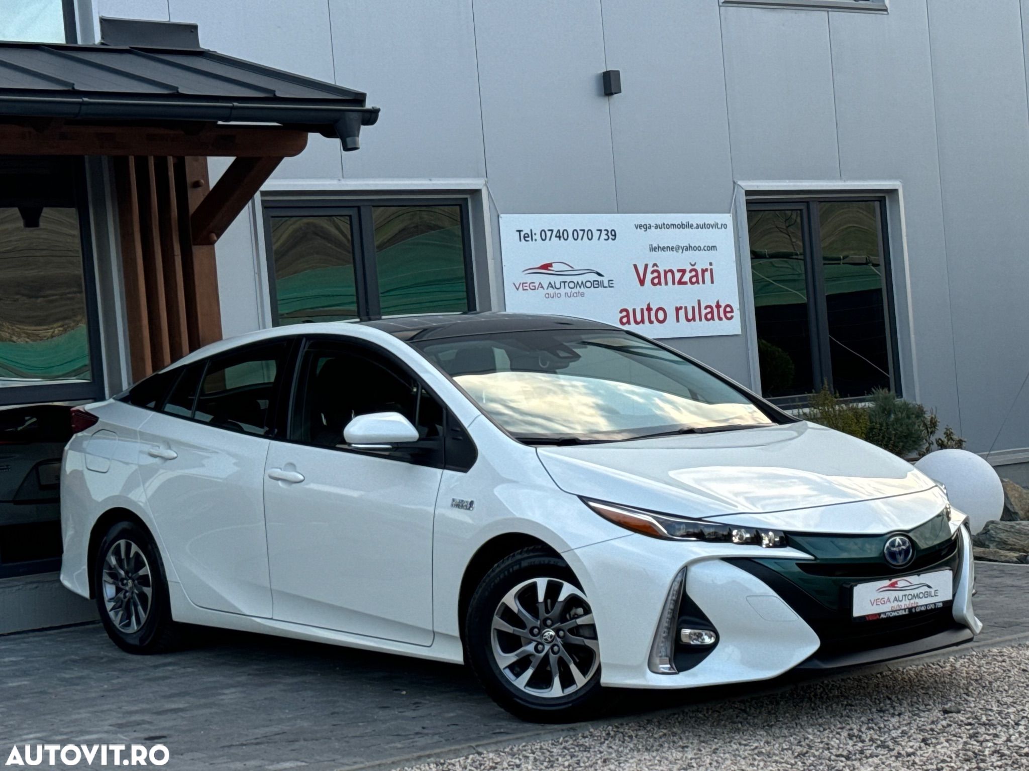 Toyota Prius Plug-in Hybrid Solar - 1