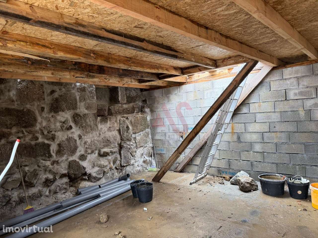 Moradia em Pedra para Restauro com Potencial de Construção – Arões (Sa - Grande imagem: 3/6