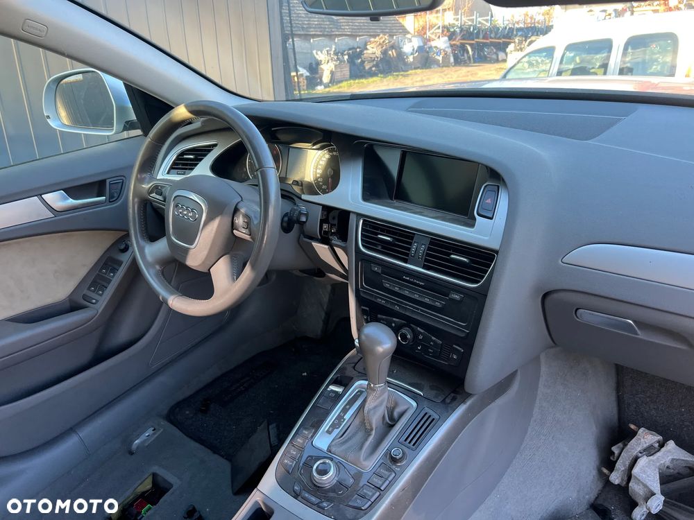 DESKA KONSOLA KOKPIT PODUSZKA PASY AUDI A4 B8 - 2