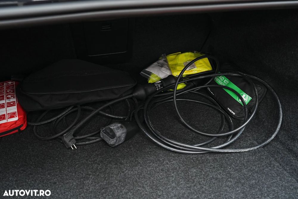 Volvo S60 T8 eAWD Momentum Pro - 40