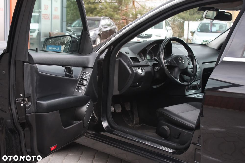 Mercedes-Benz Klasa C 180 CGI BlueEFFICIENCY Avantgarde - 5