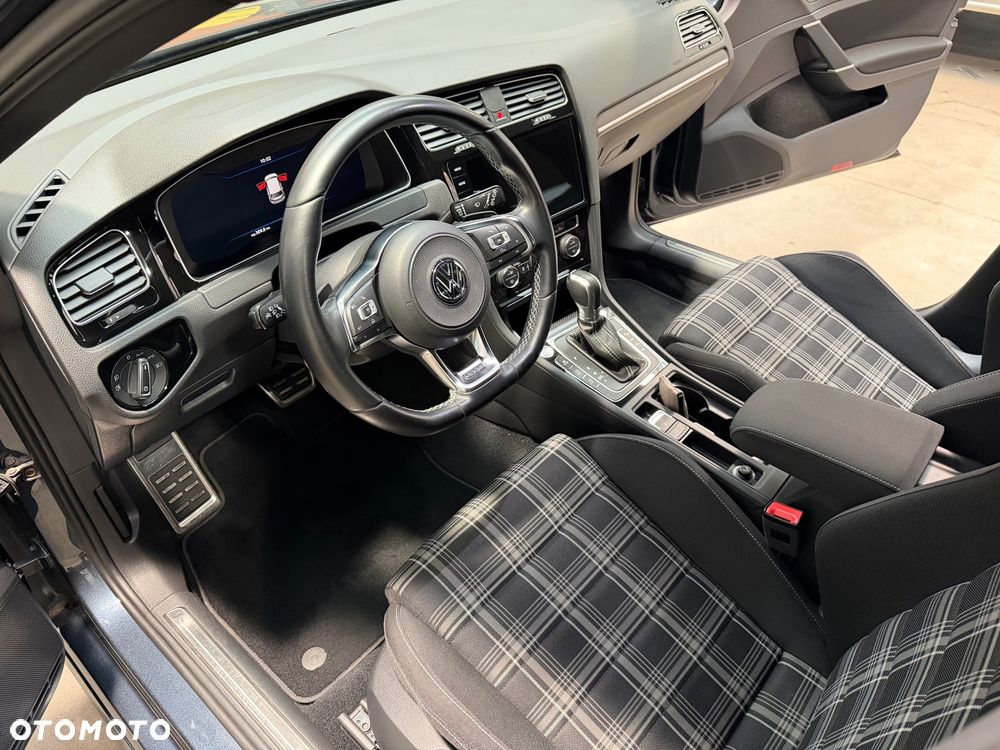 Volkswagen Golf - 6