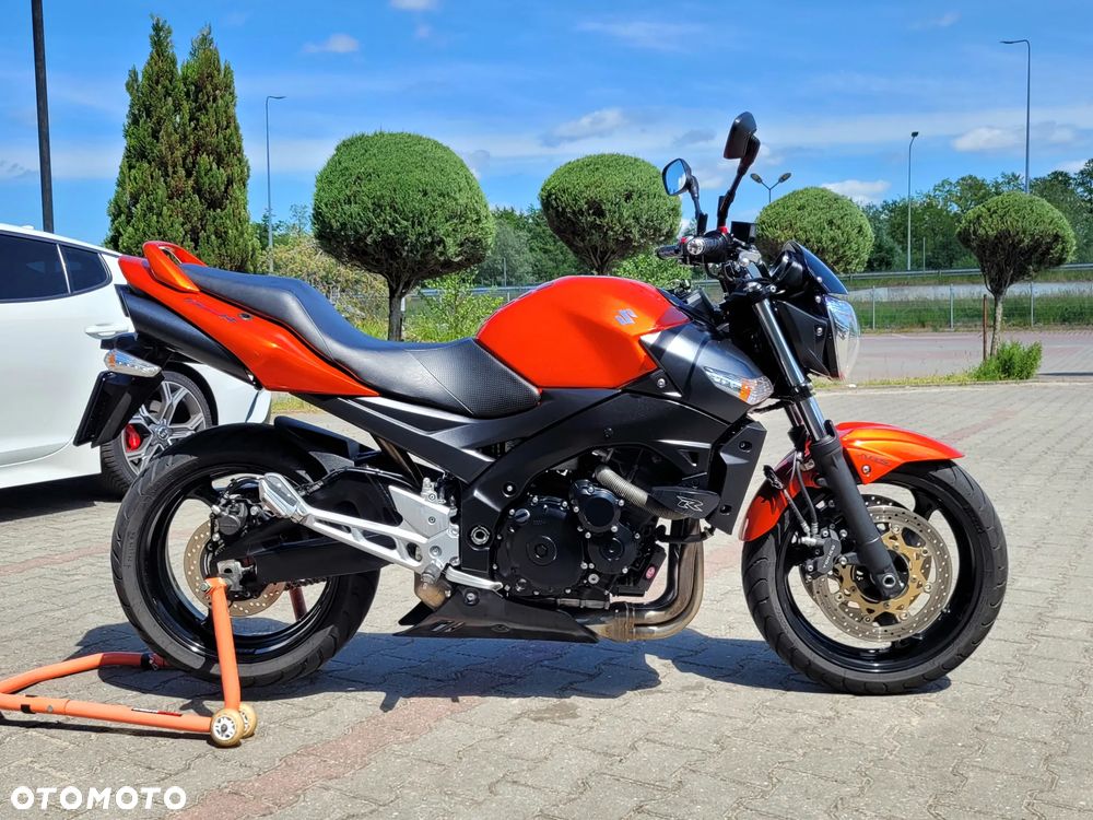 Suzuki GSR - 10