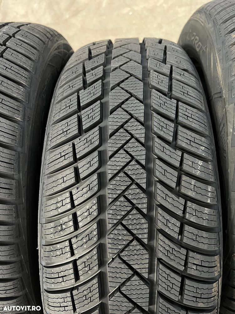 Vând 4 anvelope 215/60/17 vredestein de iarnă noi - 4