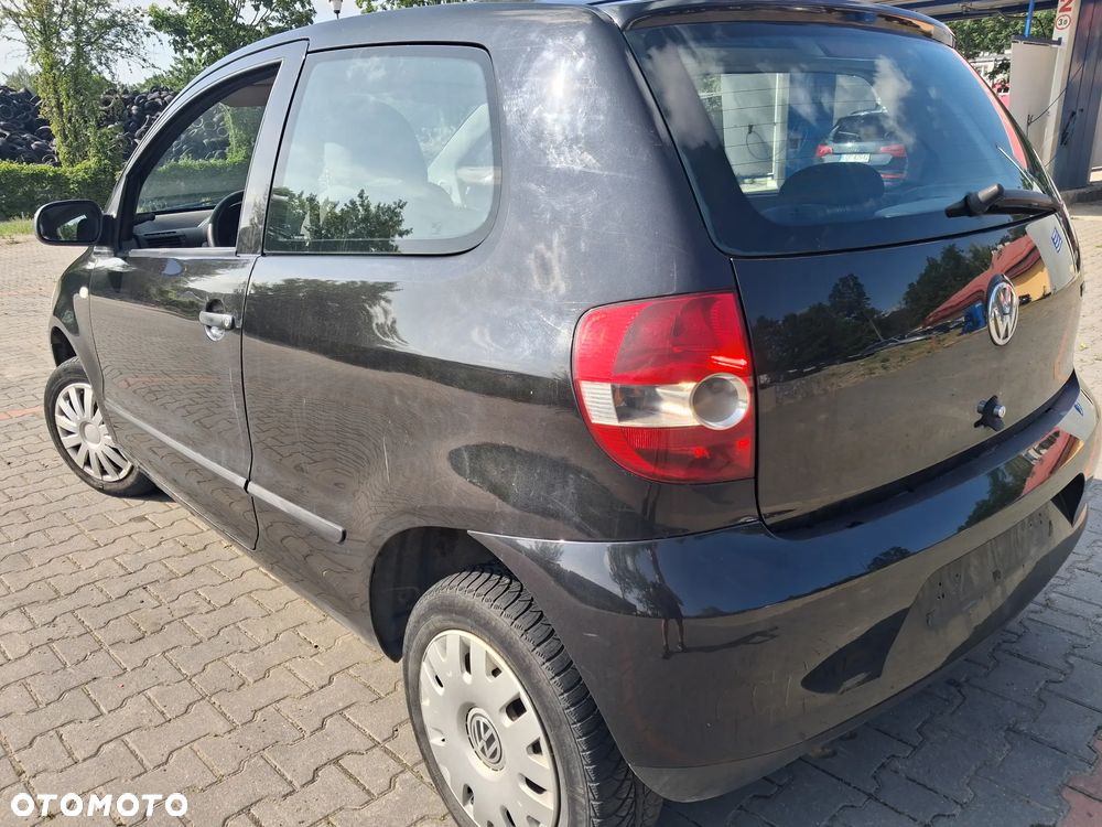 Volkswagen Fox silnik kompletny 1.4 TDI BNM 70KM skrzynia biegów HCS drzwi klapa zderzak błotnik lusterko kolor czarny N2C/BC pompowtrysk turbina dwumasa sprzęgło sterownik moduł przewód rura wiązka maglownica czujnik mcperson zwrotnica piasta zacisk pompa pompka alternator sprężarka klimatyzacji panel szyba boczek fotel kierownica lewarek przepustnica pokrywa osłona nadkole zbiorniczek klema wiązka mechanizm lampa belka sanki zamek schowek zegary manetki NA CZĘŚCI - 4