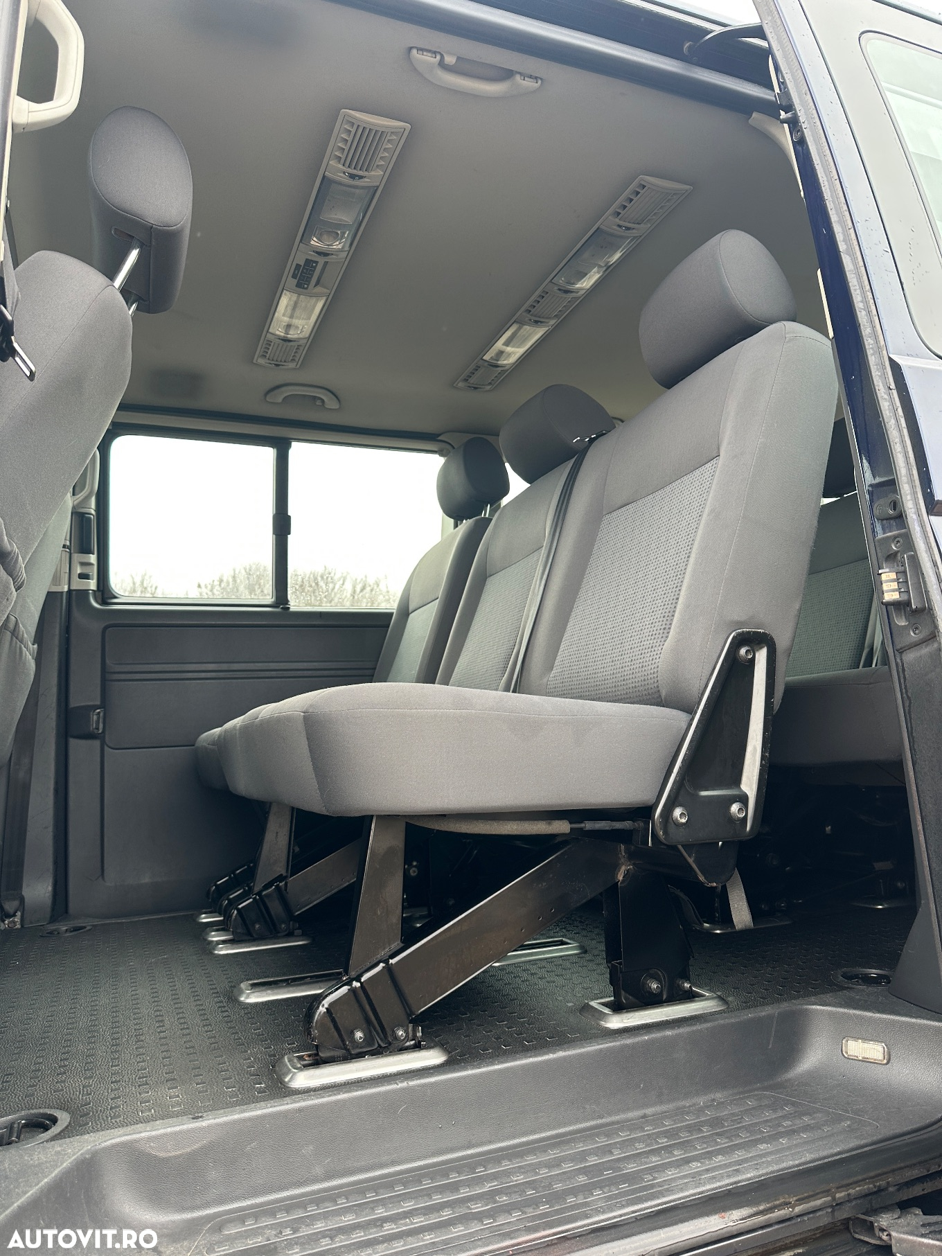 Volkswagen Caravelle - 11