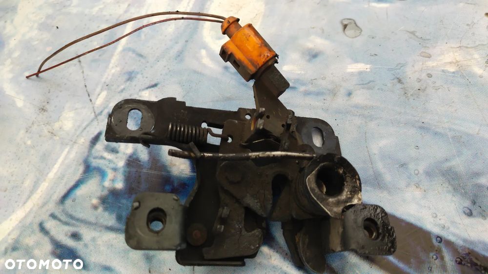 ZAMEK MASKI  8L0823509 AUDI A3 - 2