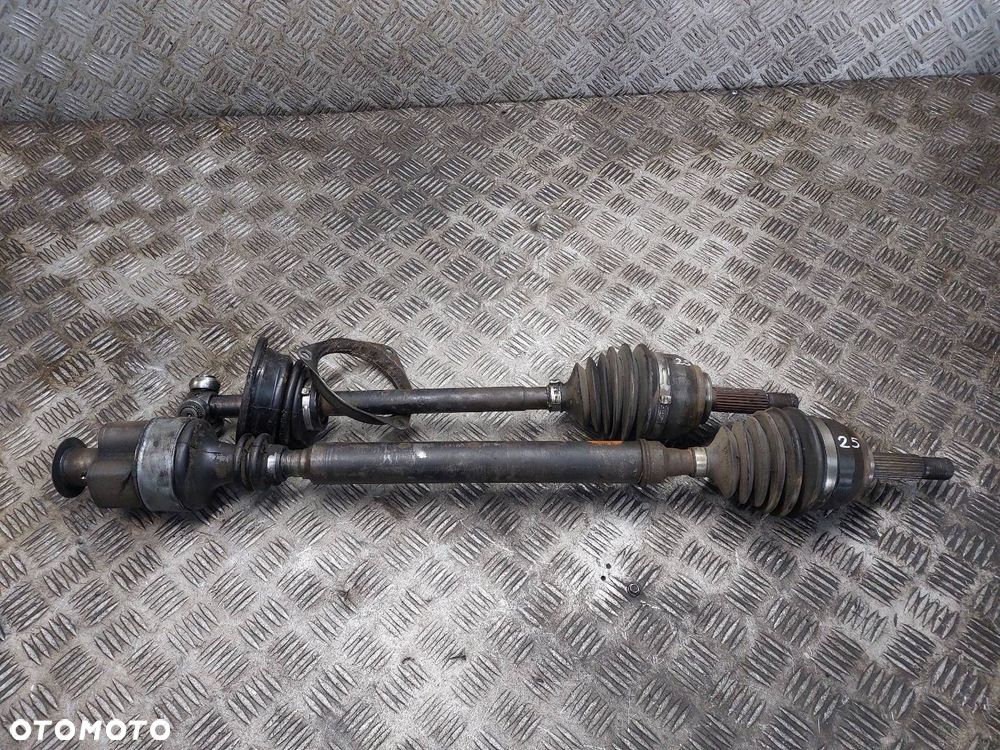 PÓŁOŚ LEWY PRZÓD + PRAWY PRZÓD 5B MITSUBISHI CARISMA I 1.9 TD - 1