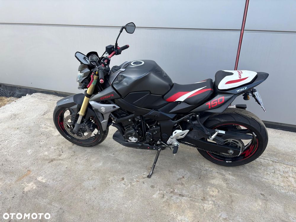 Suzuki GSR - 7