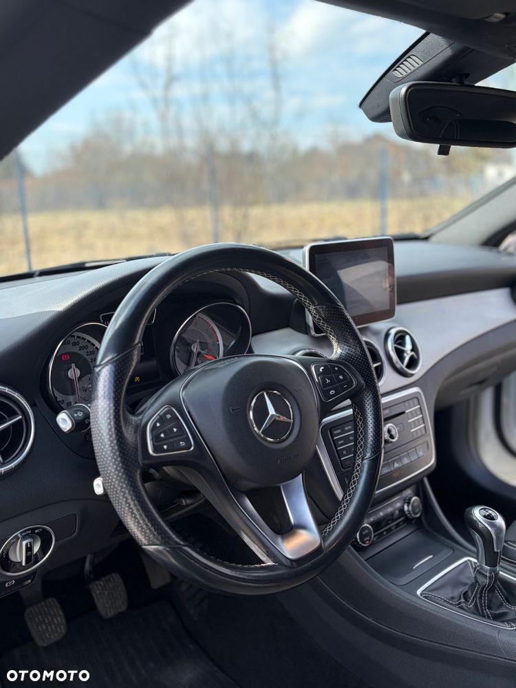 Mercedes-Benz CLA 200 Peak Edition - 13