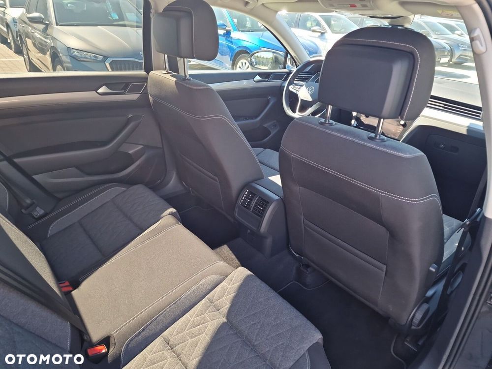 Volkswagen Passat - 25