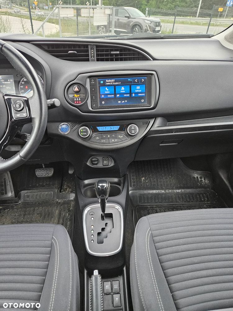 Toyota Yaris Hybrid 100 Dynamic - 12
