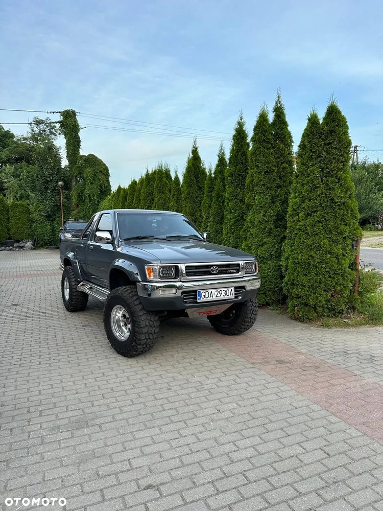 Toyota Hilux 4WD DLX - 1
