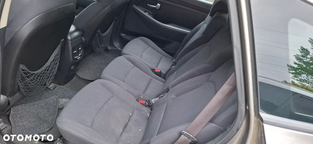 Kia Carens - 12