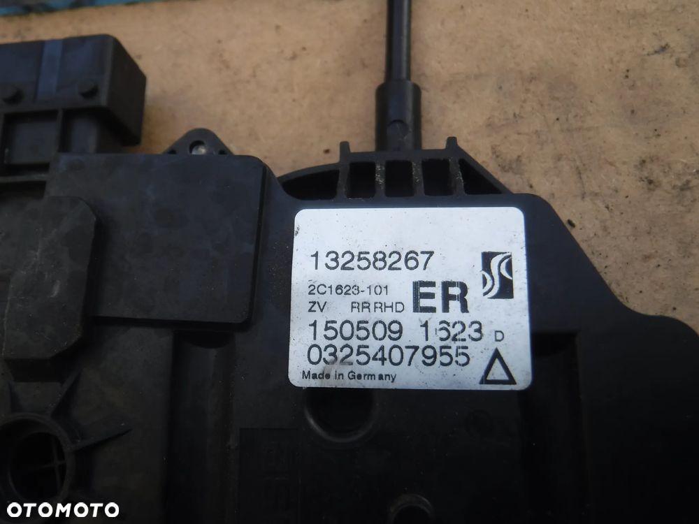 Opel Corsa D zamek drzwi tyl 13258267 13258265 - 2
