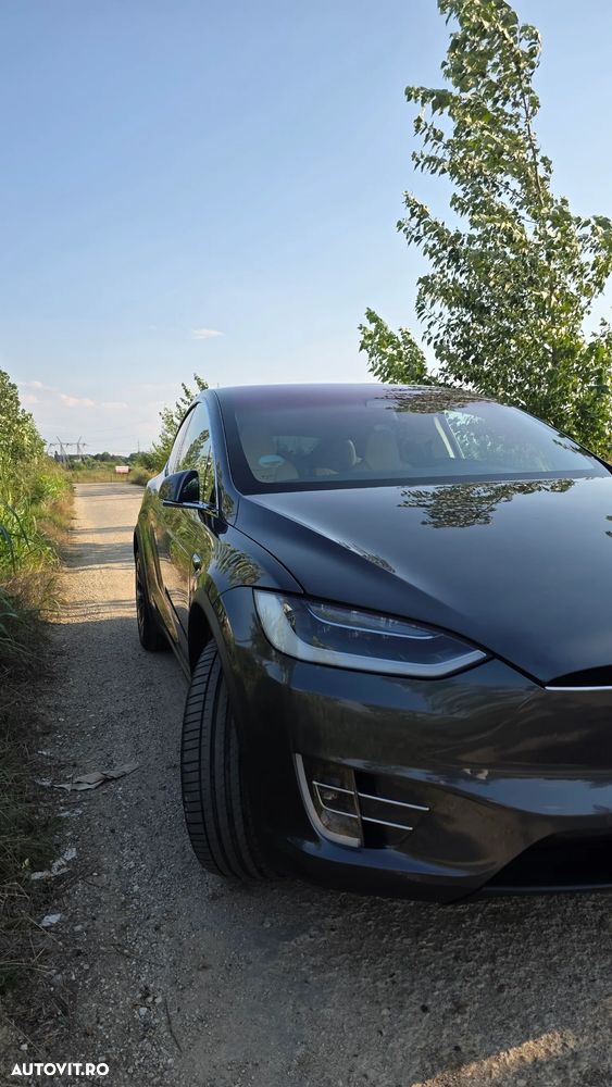 Tesla Model X - 16