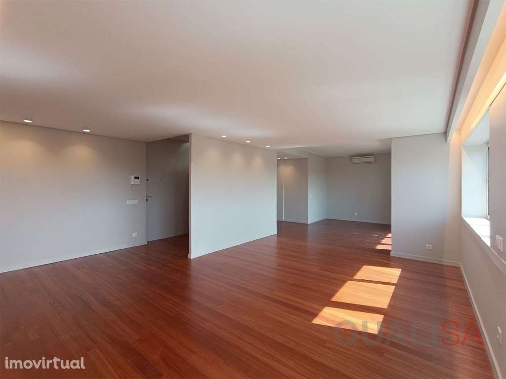 Apartamento T4 duplex penthouse remodelado, com terraço e garagem p... - Grande imagem: 5/56