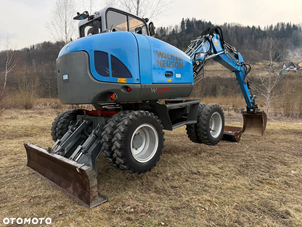 Wacker Neuson EW100 Koparka Kołowa 11 ton. NISKI PRZEBIEG.  3x łamane Ramię. Klima. Pompa ON. 2 Łyżki. Dodatkowe 3 sekcje Hydrauliczne. z upadłośći Norweskiej. Maszyna Jak Nowa z salonu! 2799 mtg. PERKINS silnik 130km. STABILIZATORY Klima. DEKRA 2026r. Książka serwisowa. Szybkozłącze Hydr. Skrętne ramie. Ani deka luzów i wycieków. Pełny Oryginał. Nie picowana na sprzedaż. OKAZJA - 6
