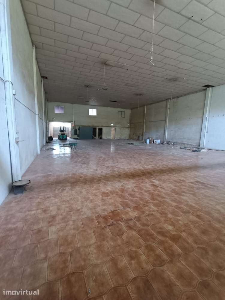 Pavilhão com 550m2 em Vila Frescainha (São Pedro) - Barcelos - Grande imagem: 4/14