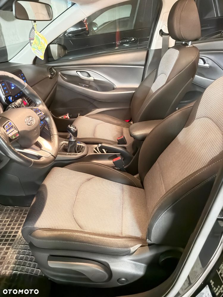 Hyundai i30 1.6 D Classic + - 7