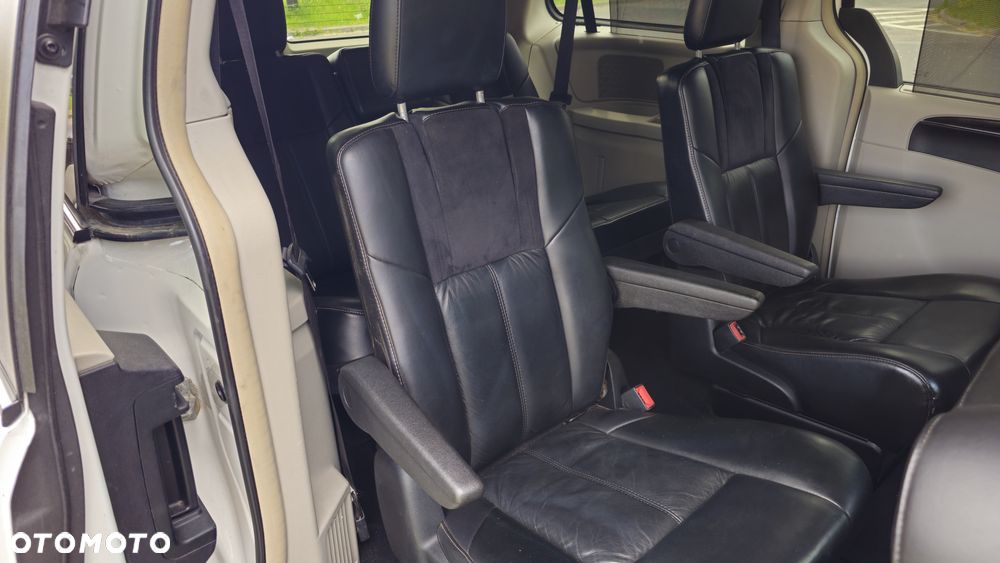 Chrysler Town & Country 3.6 Limited - 10
