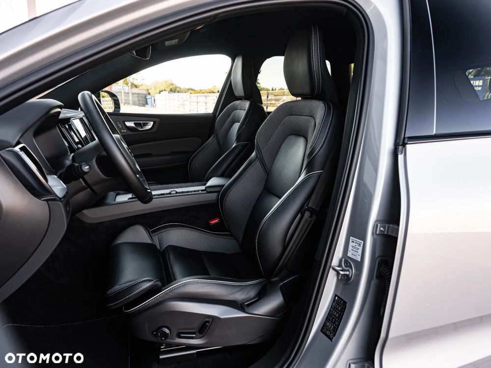 Volvo XC 60 B4 B Plus Dark - 24