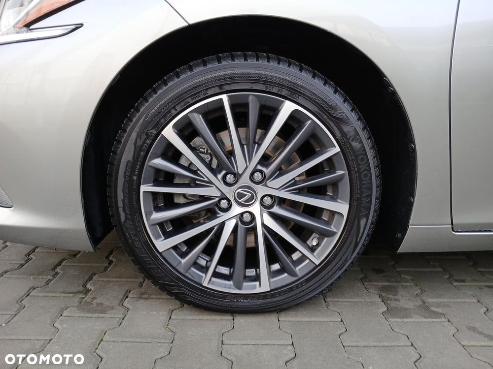 Lexus ES 300h Business Edition - 28