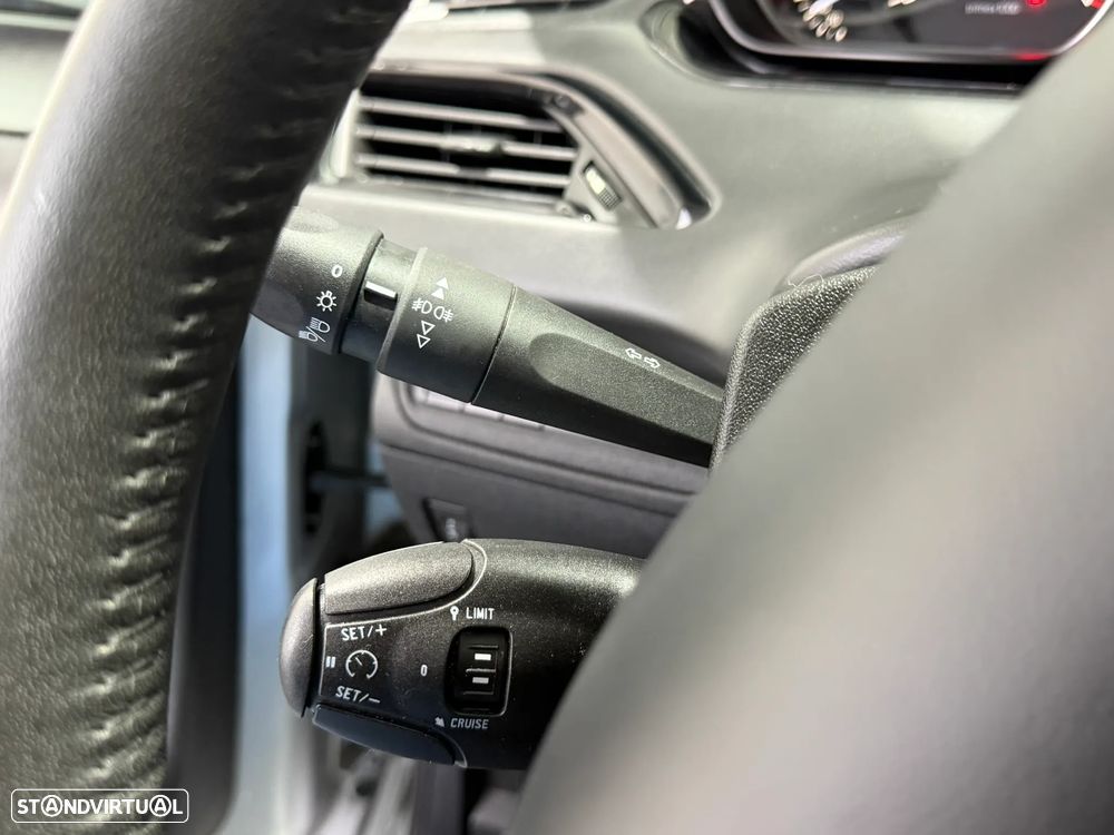 Peugeot 208 1.2 PureTech Style - 21