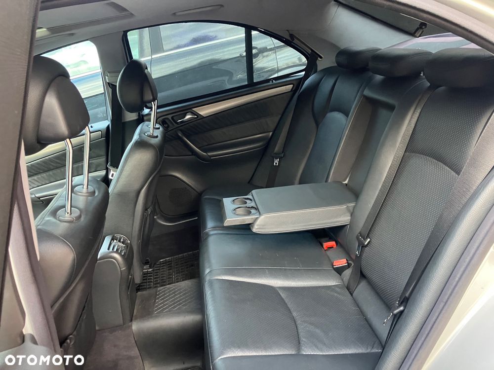 Mercedes-Benz Klasa C 320 T Avantgarde - 29