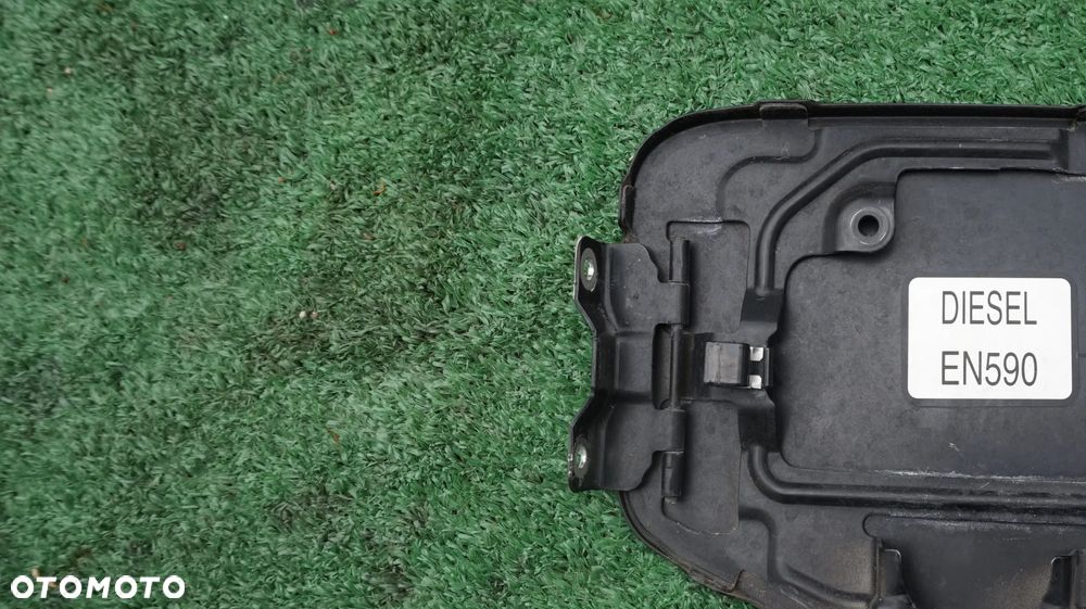 Mitsubishi Pajero IV 5D Long 3.2 DID klapka wlew paliwa - 3