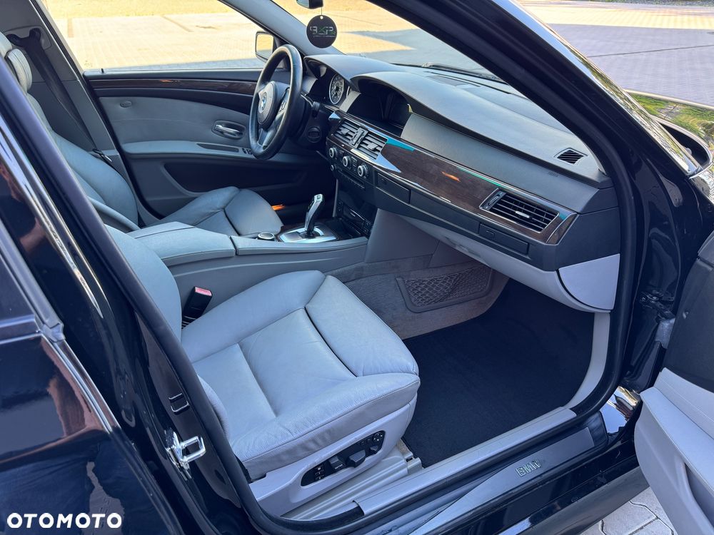 BMW Seria 5 550i Sport-Aut - 30