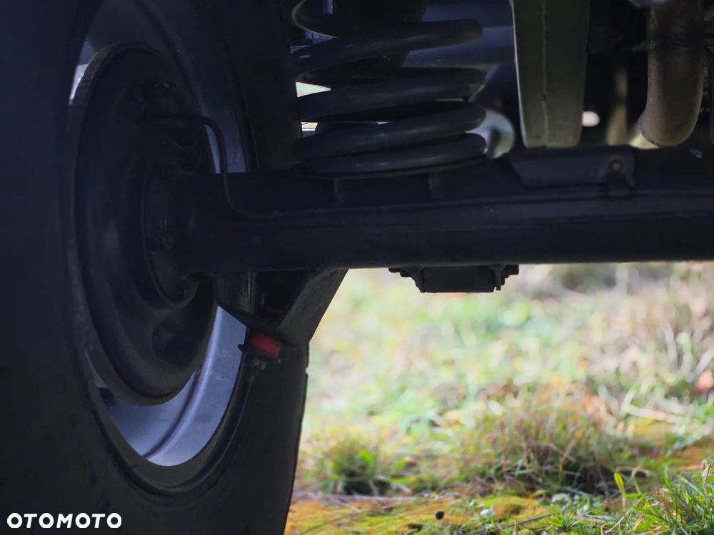 Land Rover Defender - 38