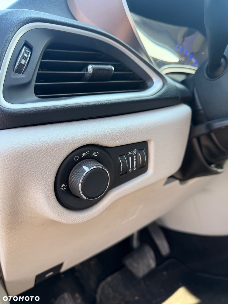 Chrysler Pacifica - 12