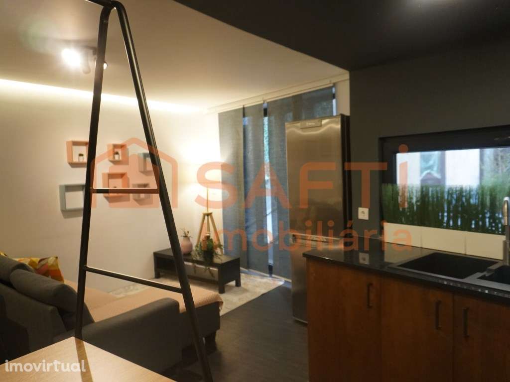 Apartamento T2 com logradouro à Praça da Batalha no centro Porto - Grande imagem: 4/14