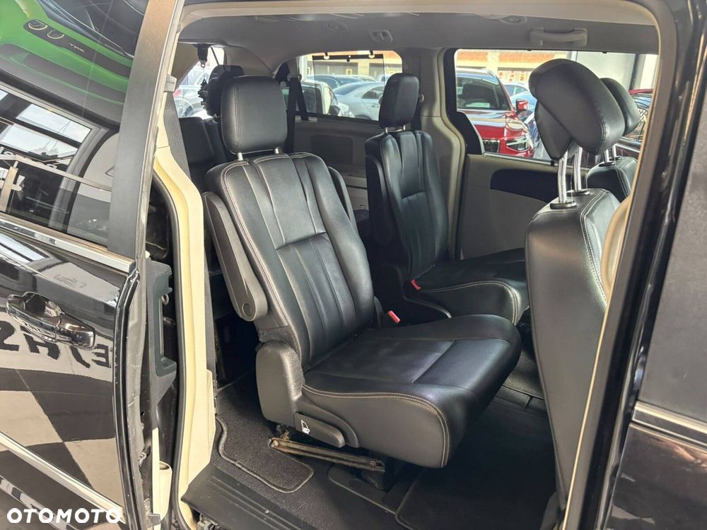 Chrysler Town & Country - 32