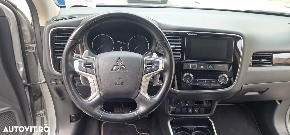 Mitsubishi Outlander 2.0 4WD Plug-In Hybrid Top - 10