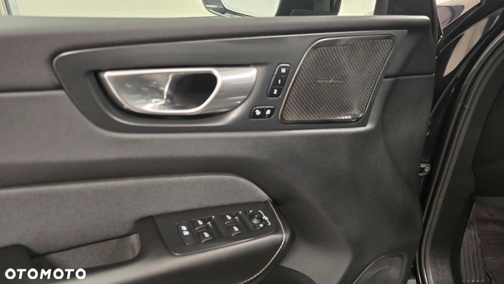 Volvo XC 60 B4 D Plus Dark - 12
