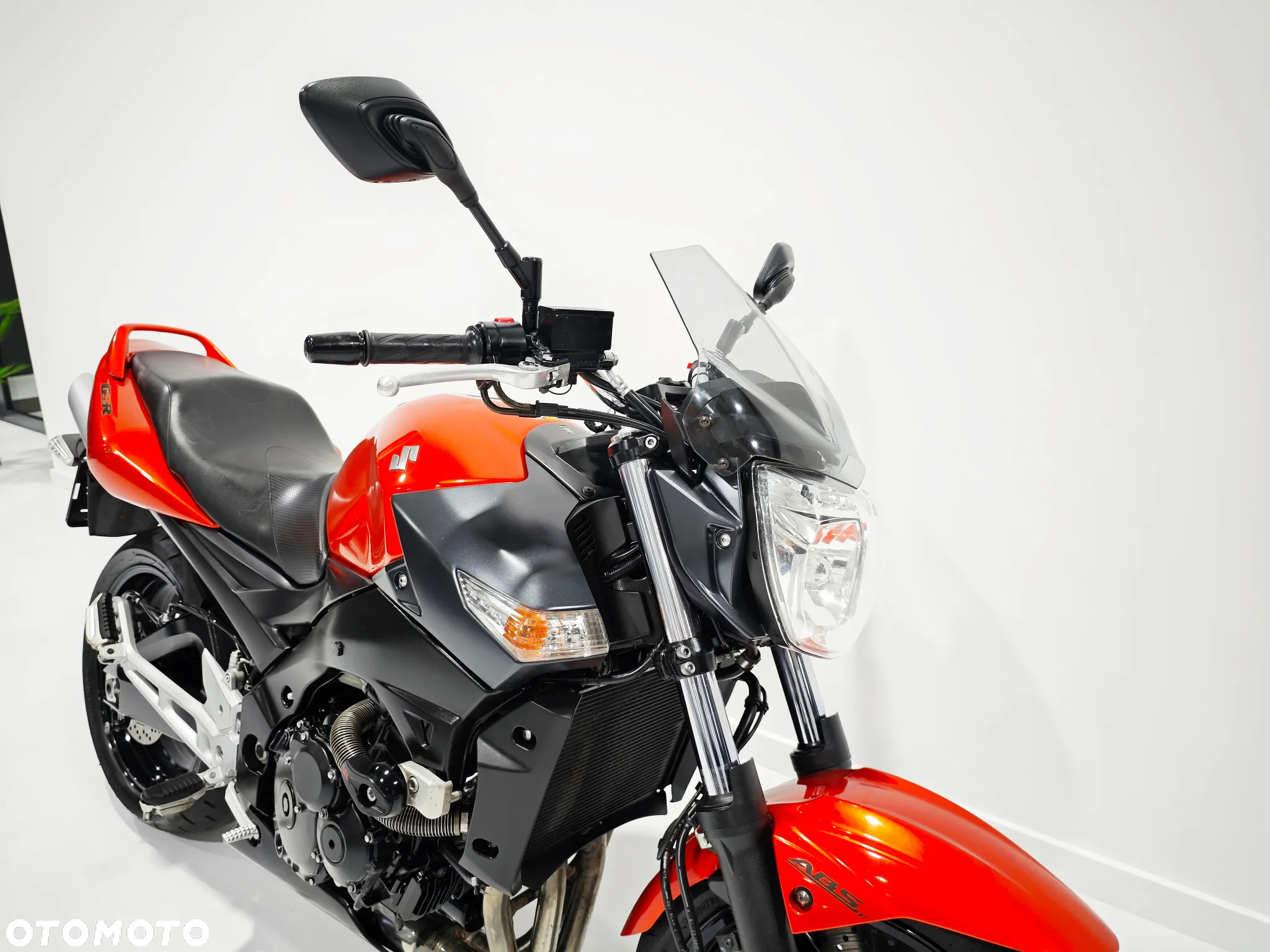 Suzuki GSR - 14