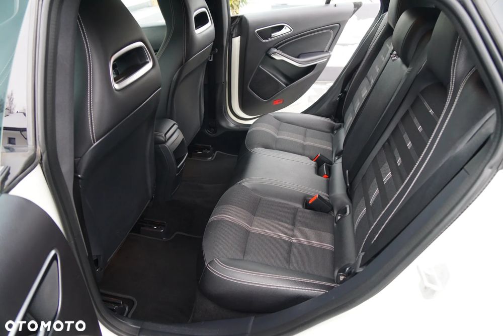 Mercedes-Benz CLA 180 7G-DCT UrbanStyle Edition - 24