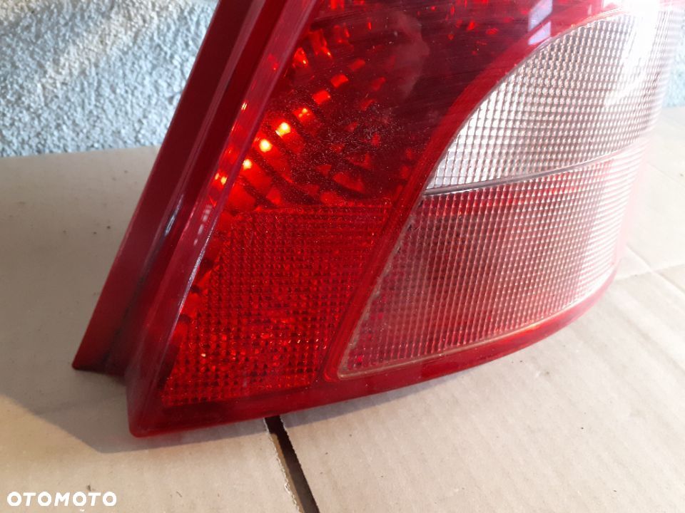 TOYOTA YARIS II 2 LAMPA TYŁ PRAWA - 2