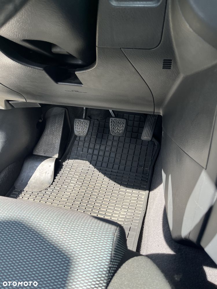 Toyota Corolla Verso 2.2 D-4D Prestige 7os - 14