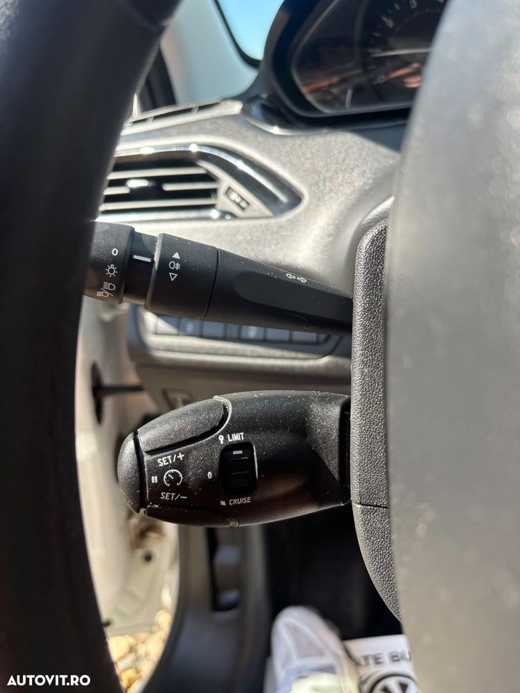 Peugeot 208 1.2 L PureTech Access - 20