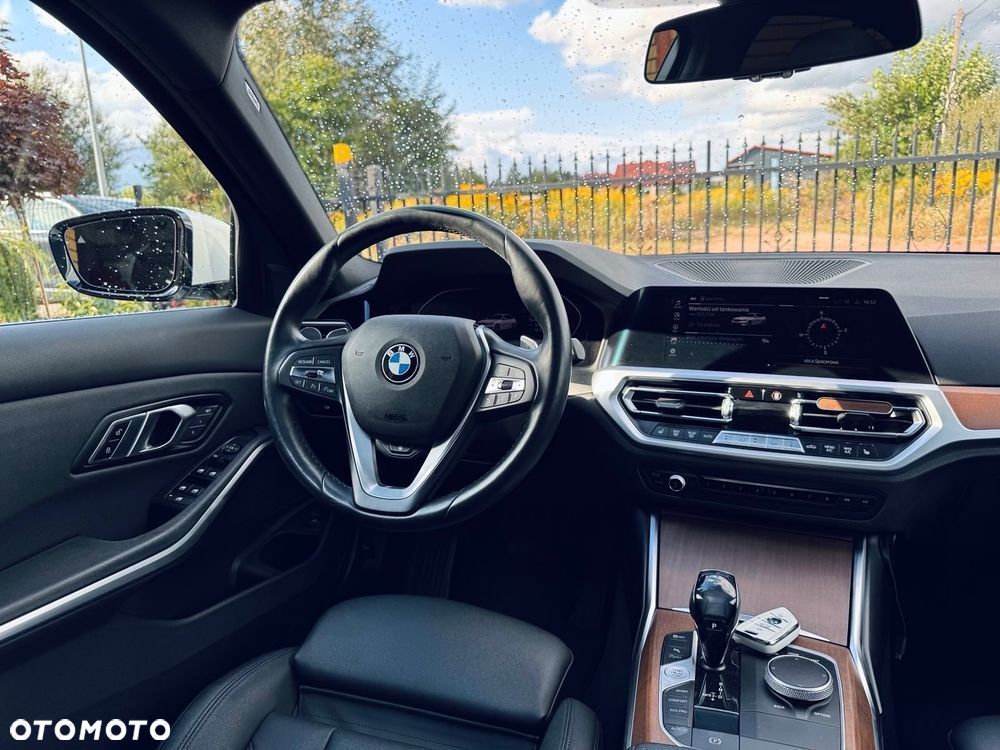 BMW Seria 3 330i Sport Line - 23